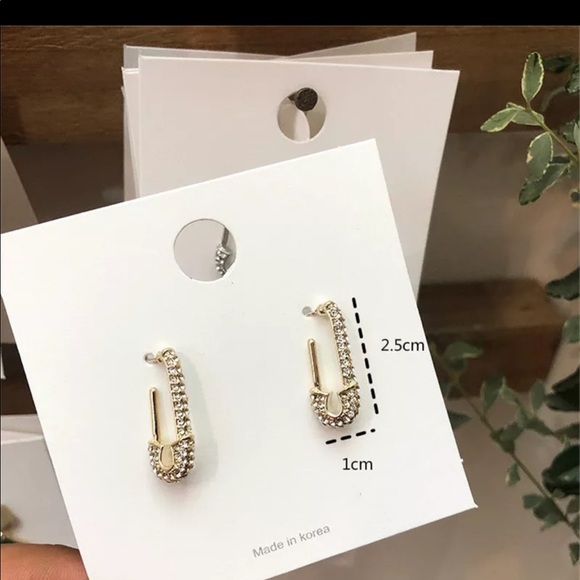 🆕 Safety Pin Rhinestone Earrings - Picture 5 of 7